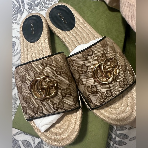 Authentic- Women Gucci Sandals Like NEW!! - Picture 3 of 6